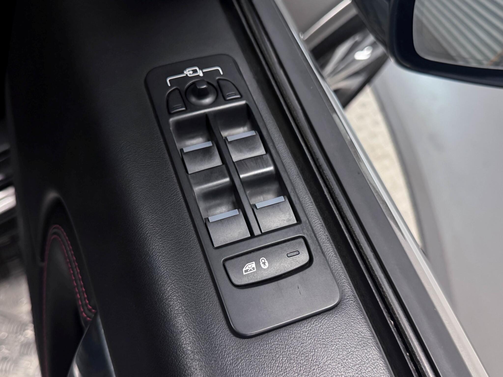 Land Rover Discovery Sport view 22