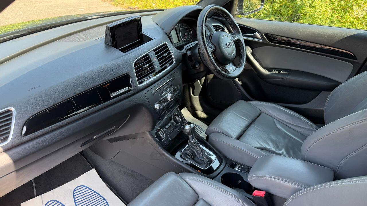 Audi Audi Q3 view 8