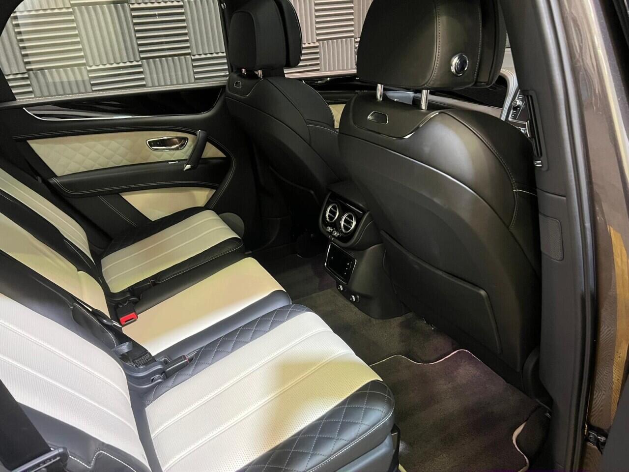 Bentley Bentayga view 16