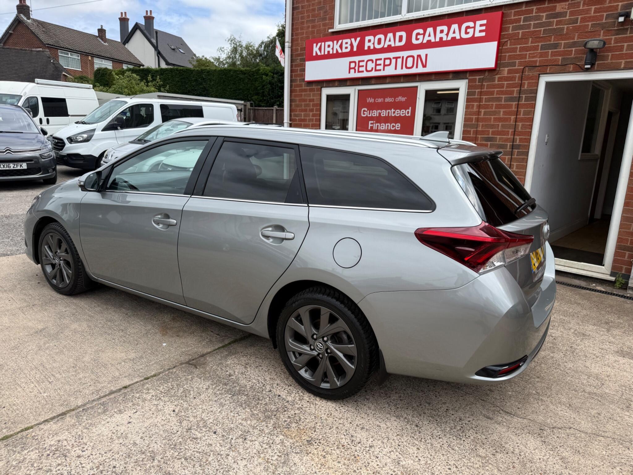 Toyota Auris view 3