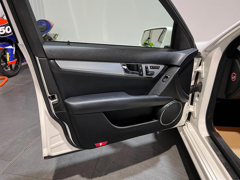 Mercedes-Benz C-Class view 22