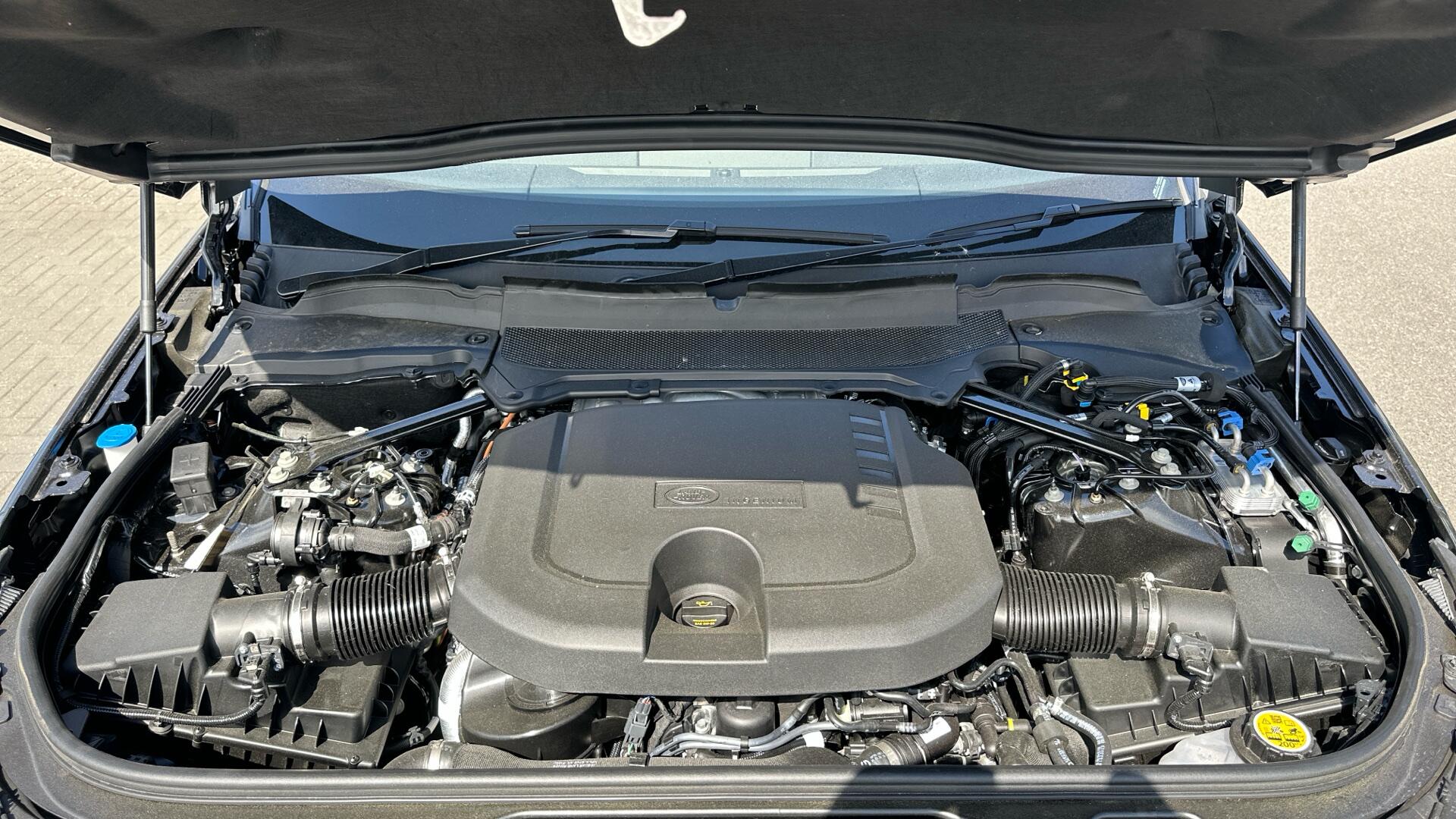 Land Rover Discovery view 16