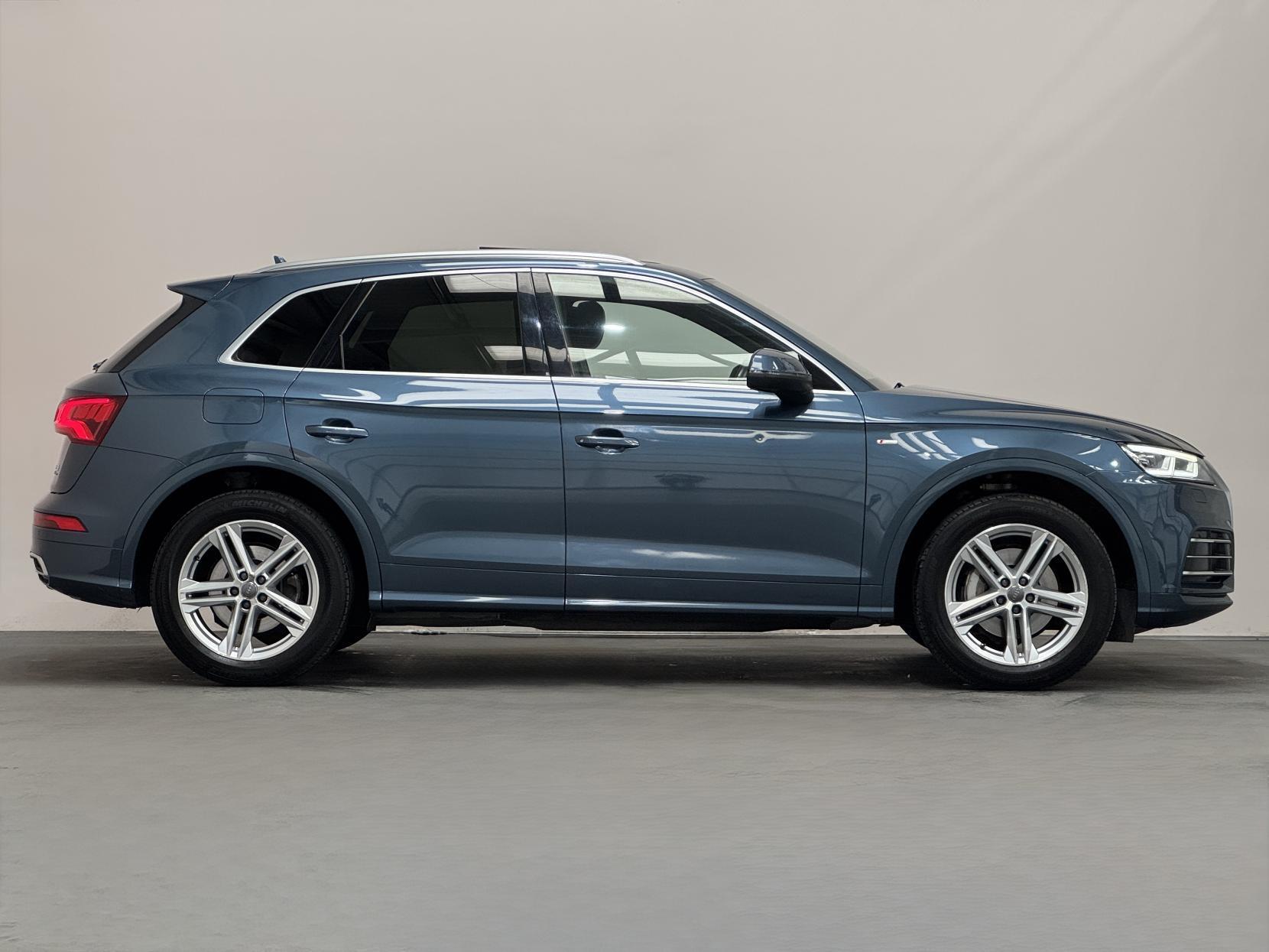 Audi Q5 view 18