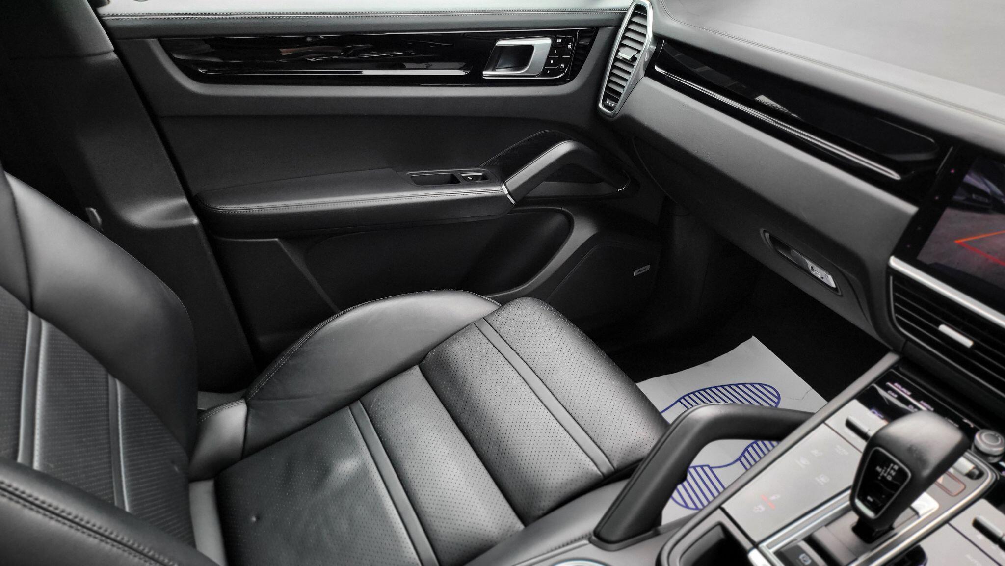 Porsche Cayenne view 33