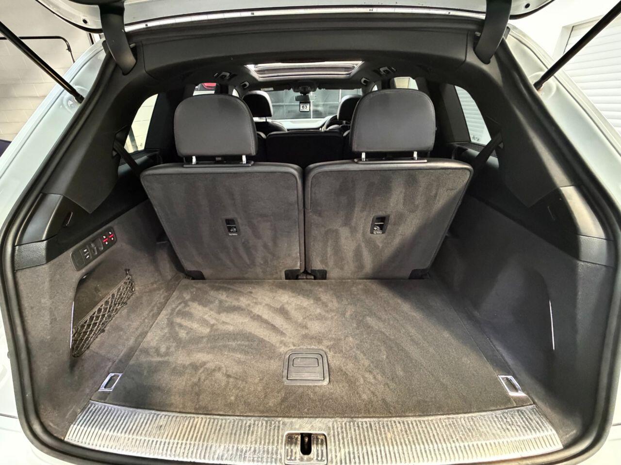 Audi Q7 view 4