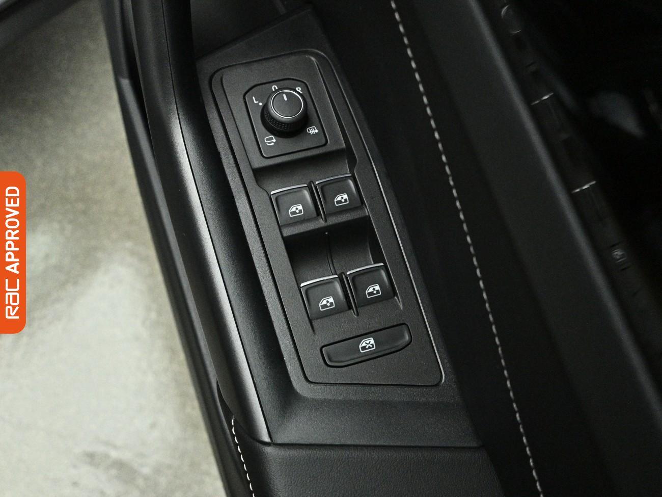 Volkswagen T-Roc view 25