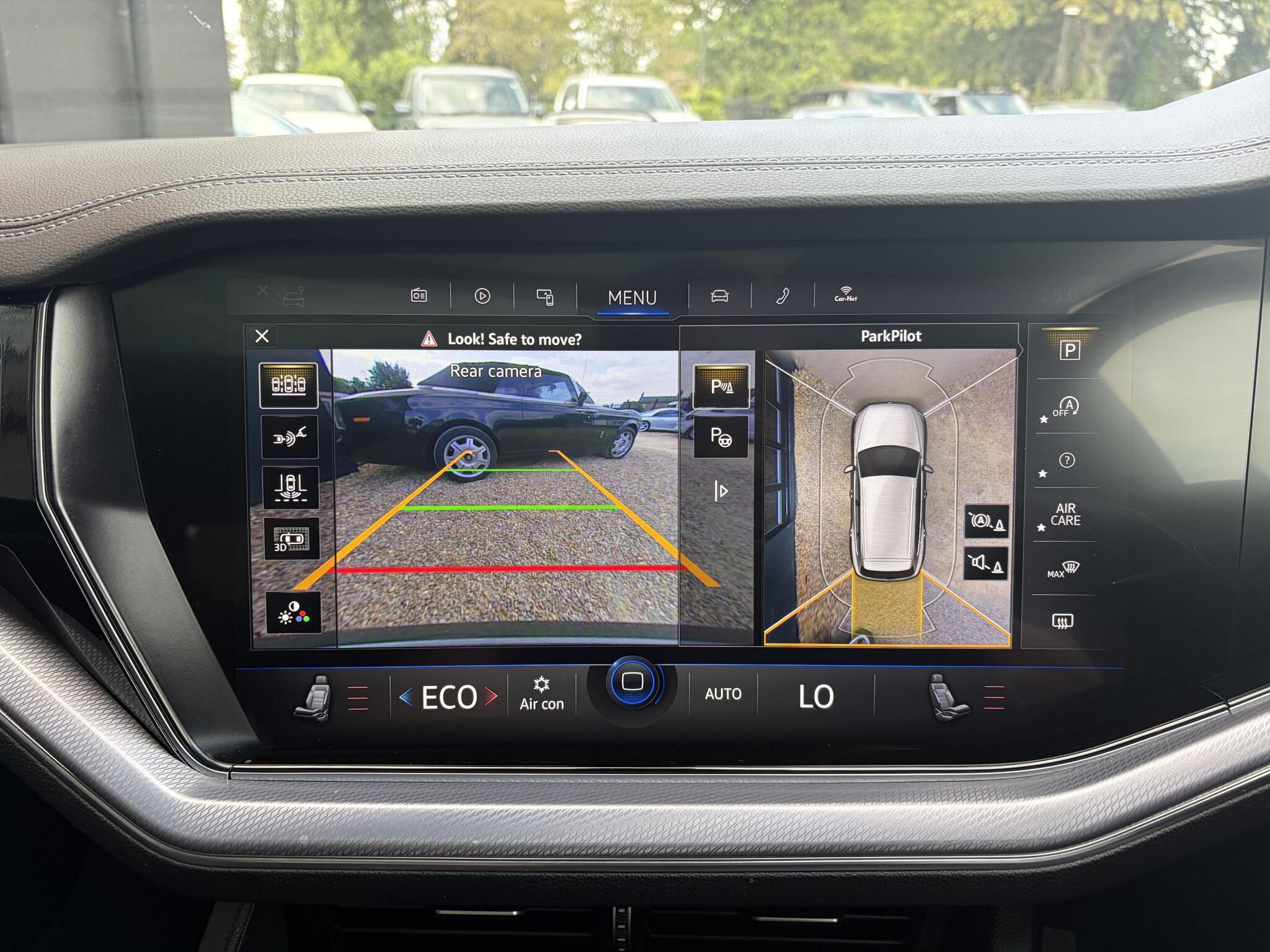 Volkswagen Touareg view 18