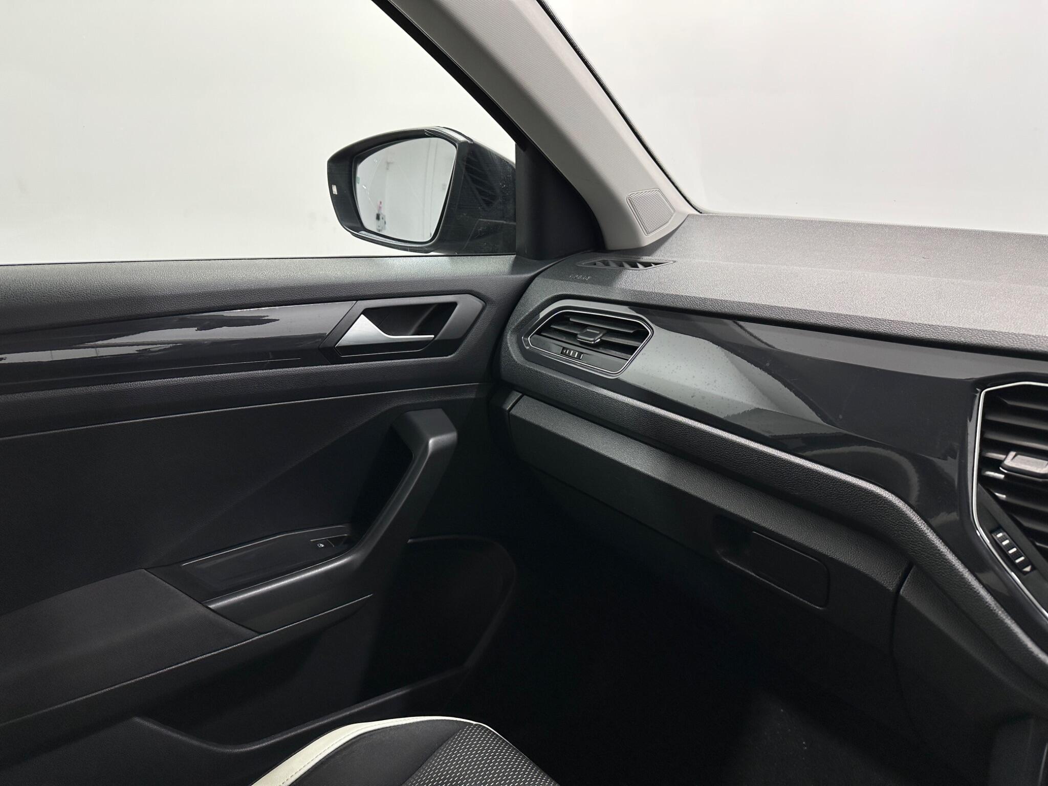 Volkswagen T-Roc view 26