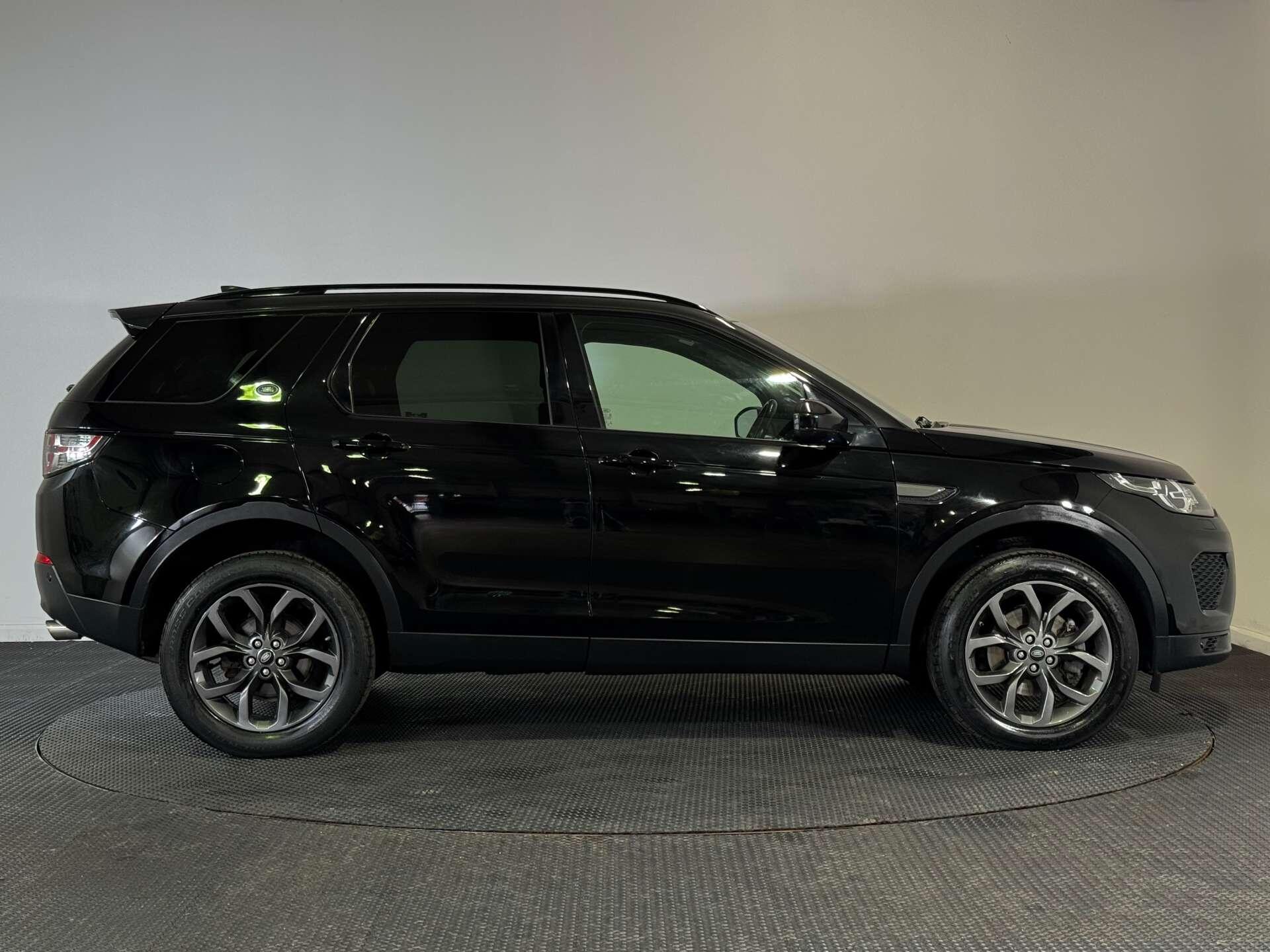 Land Rover Discovery Sport view 8