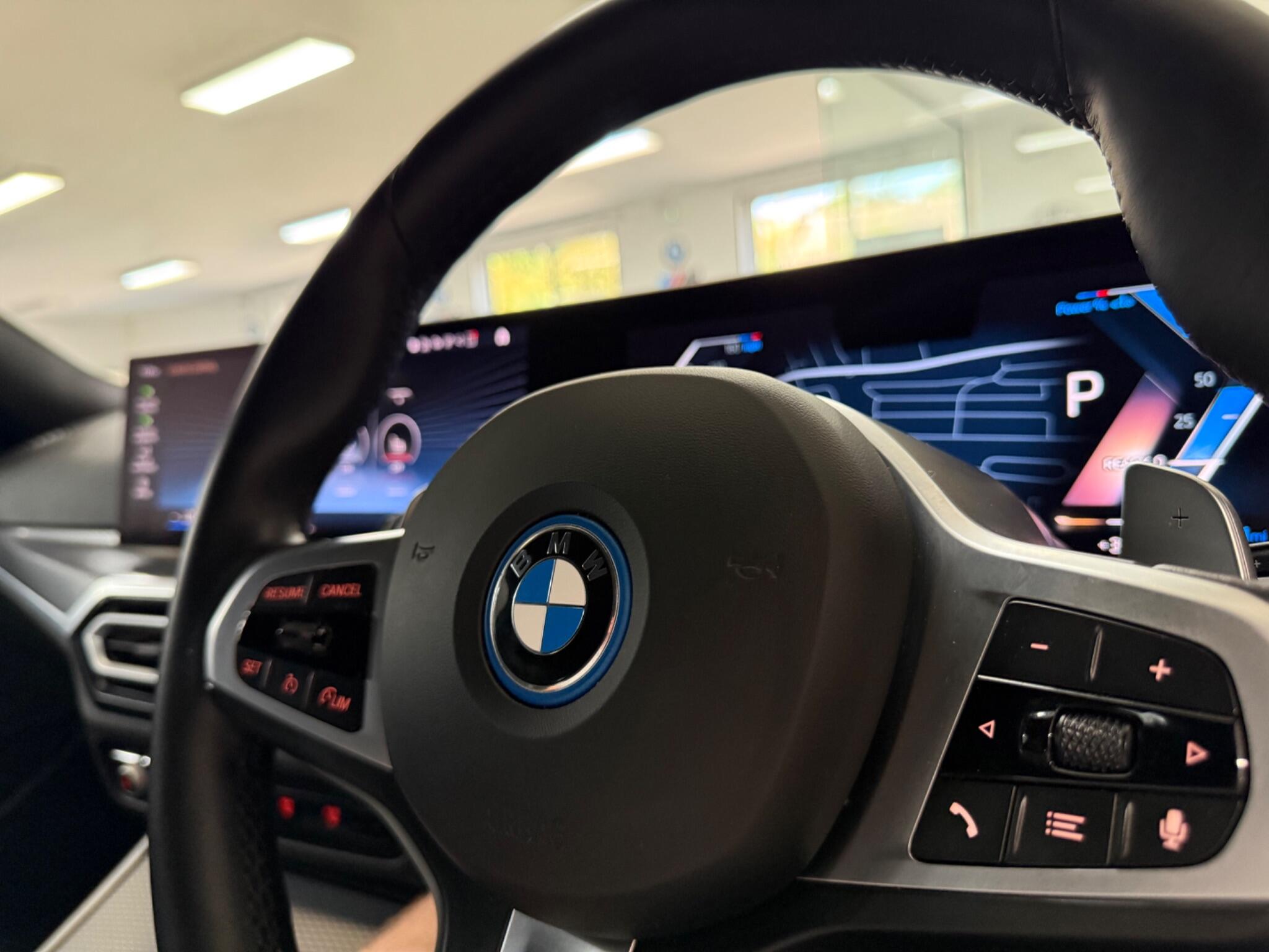 BMW 3 Series view 30