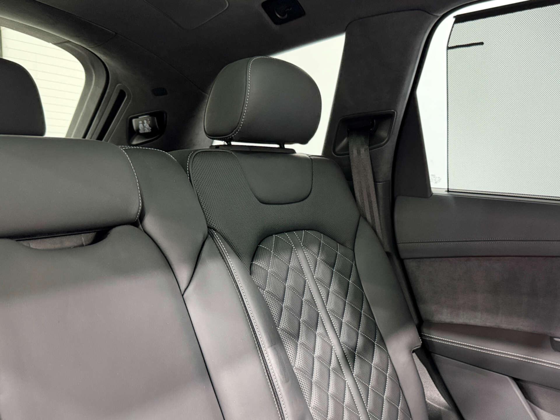 Audi SQ7 view 14