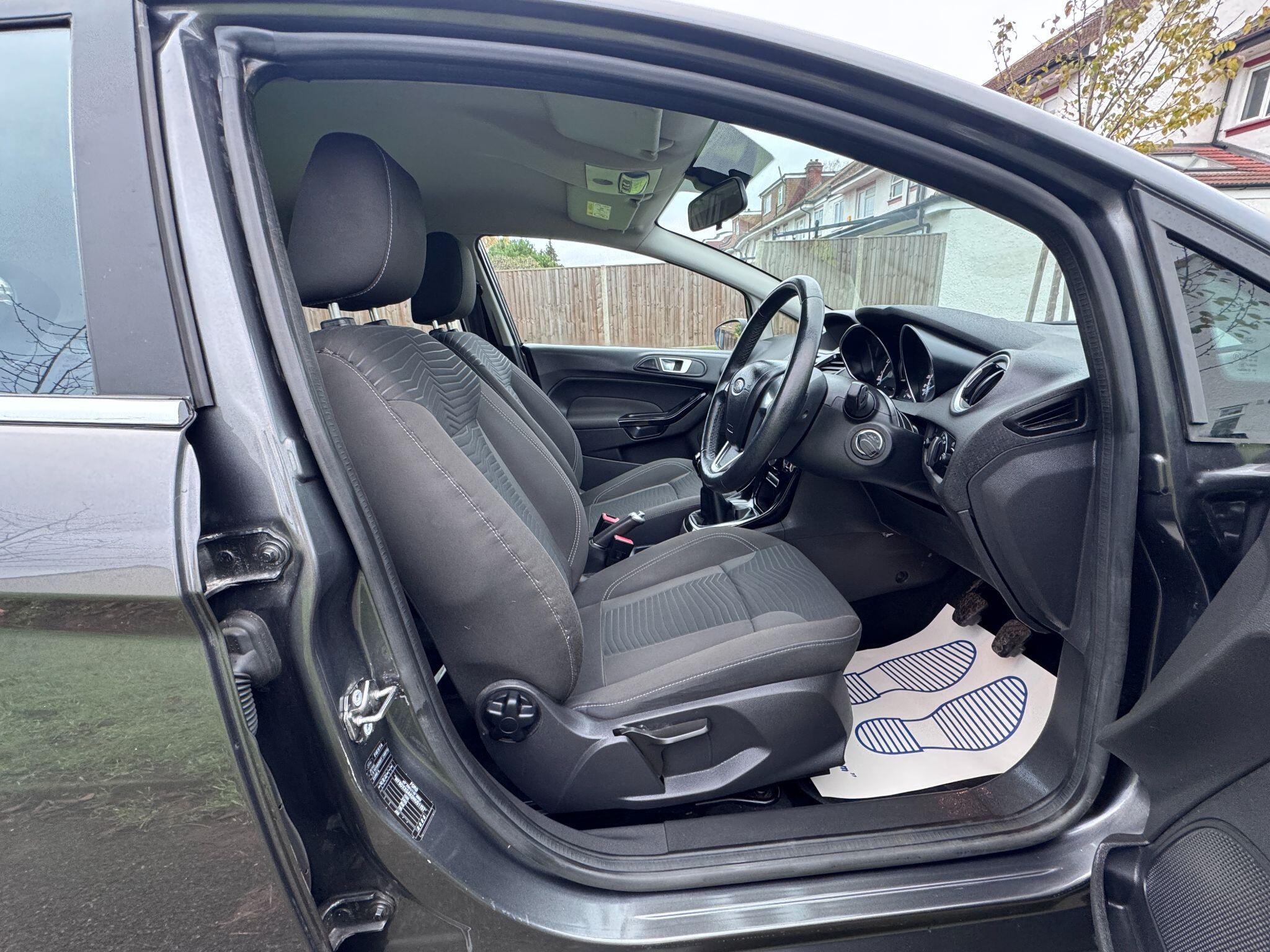 2017 Ford Fiesta image 18