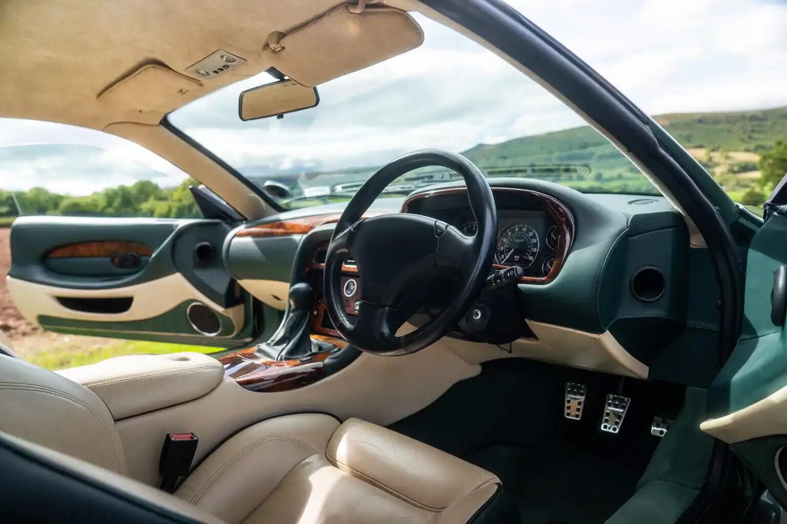Aston Martin DB7 view 21