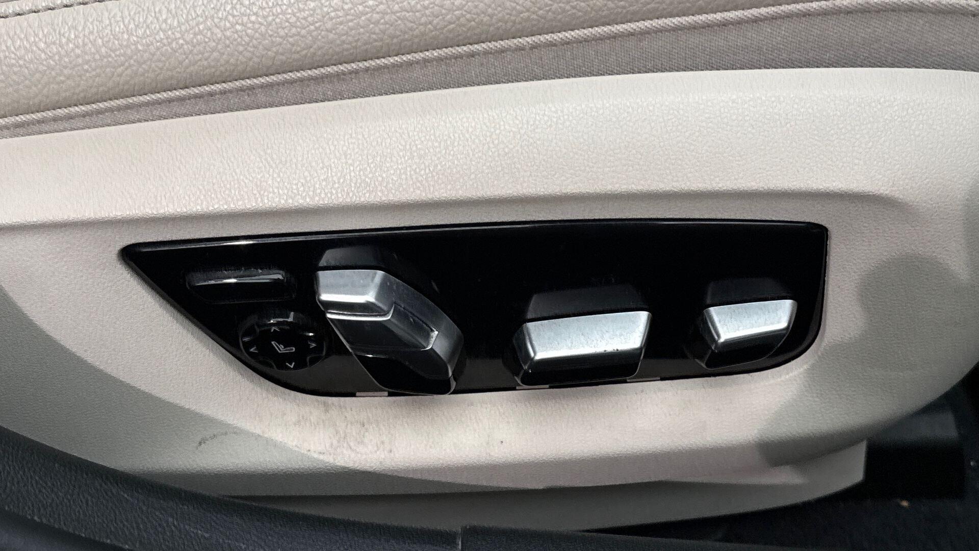 BMW 5 Series view 32