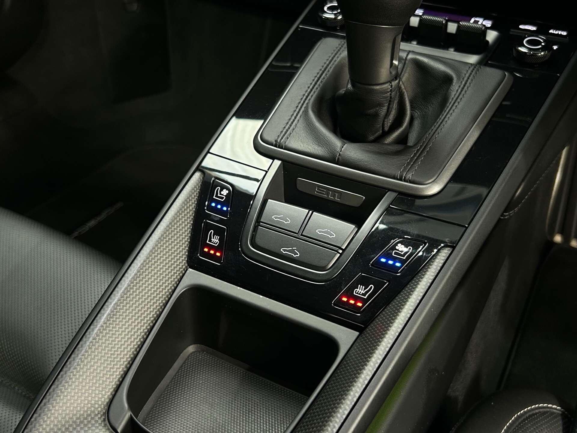 Porsche 911 view 31