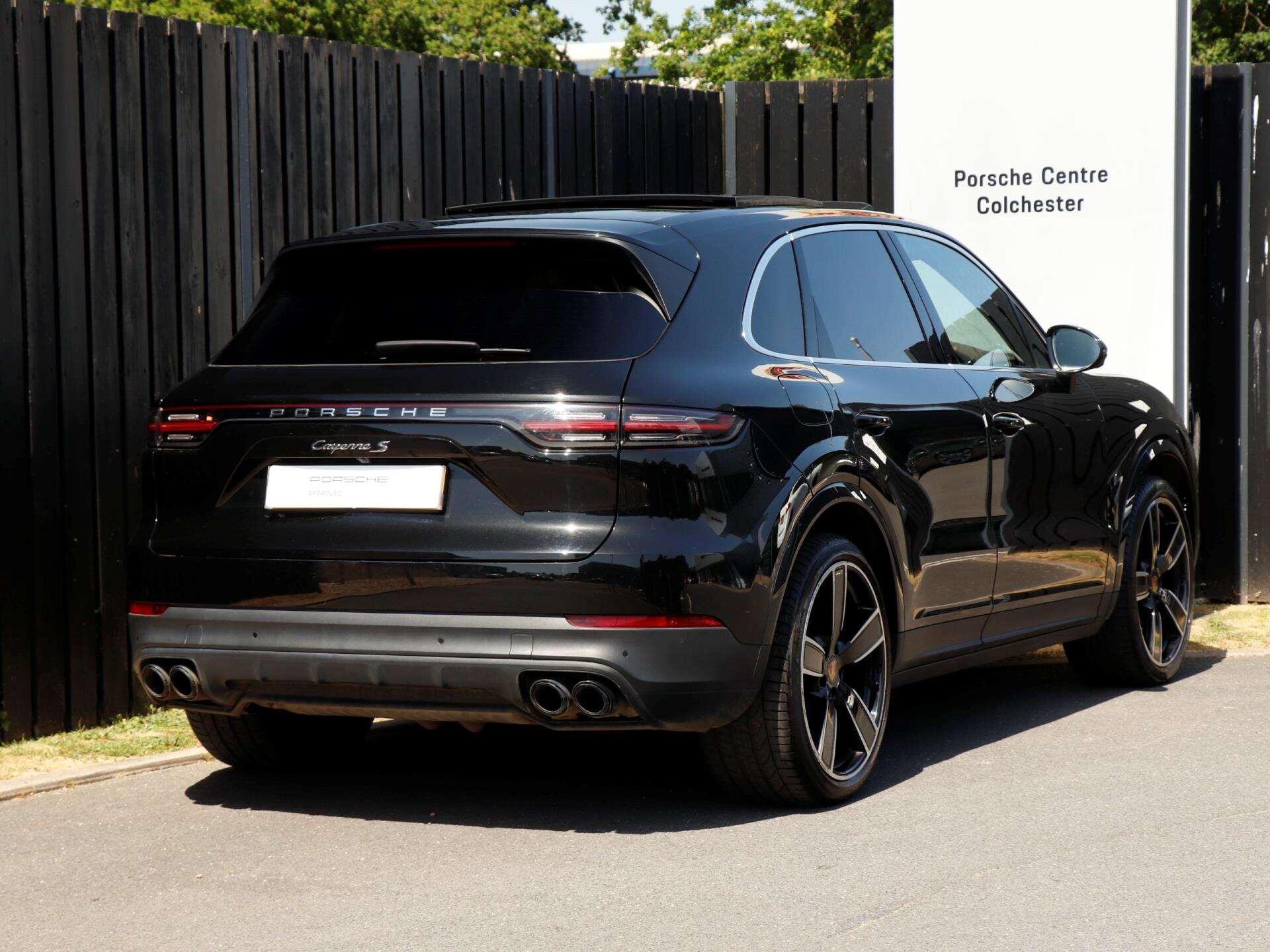Porsche Cayenne view 36