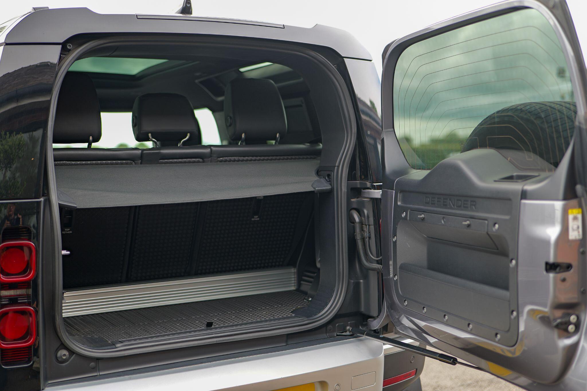 Land Rover Defender 90 view 32