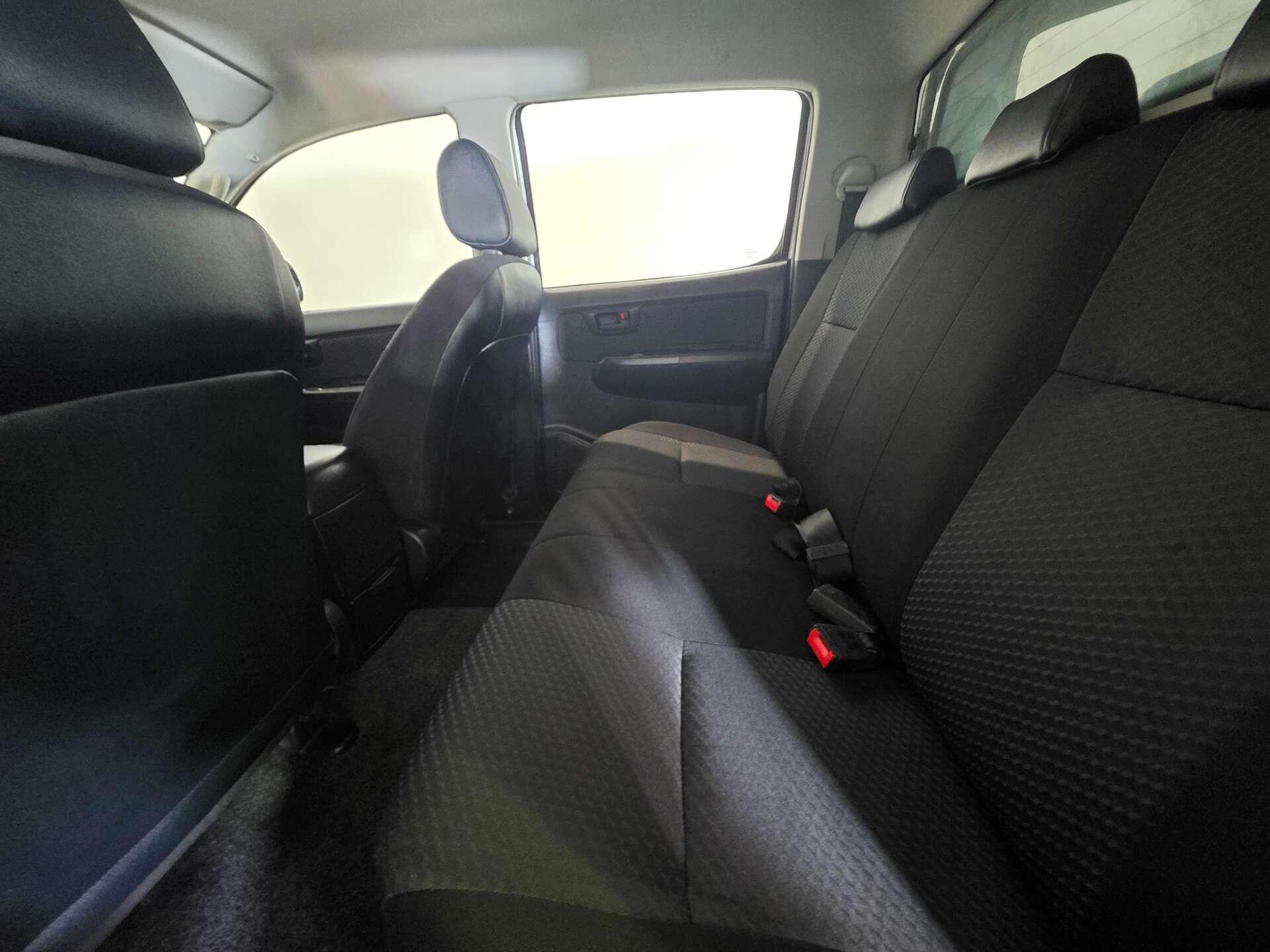 Toyota Hilux view 38