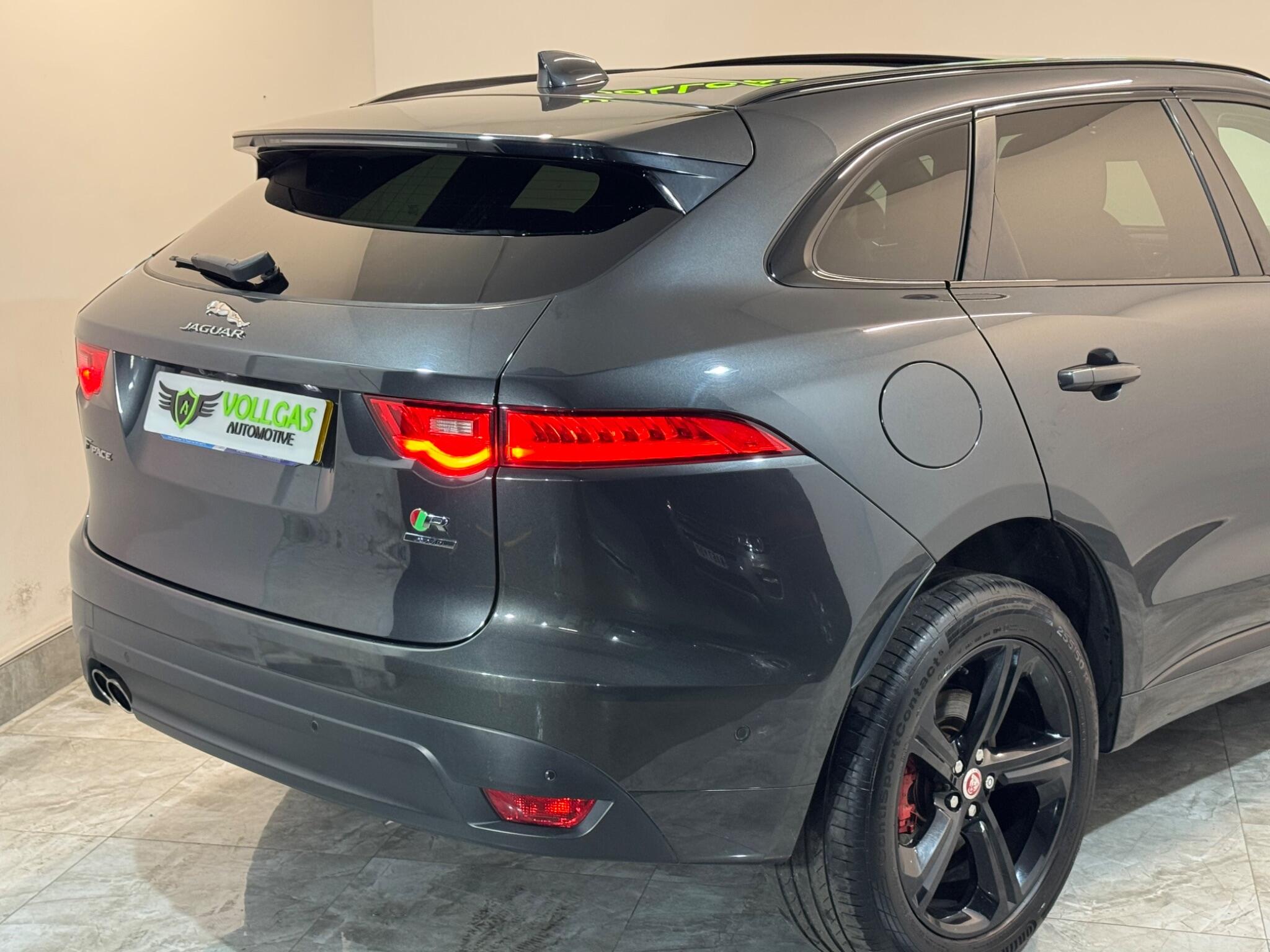 Jaguar F-Pace view 90