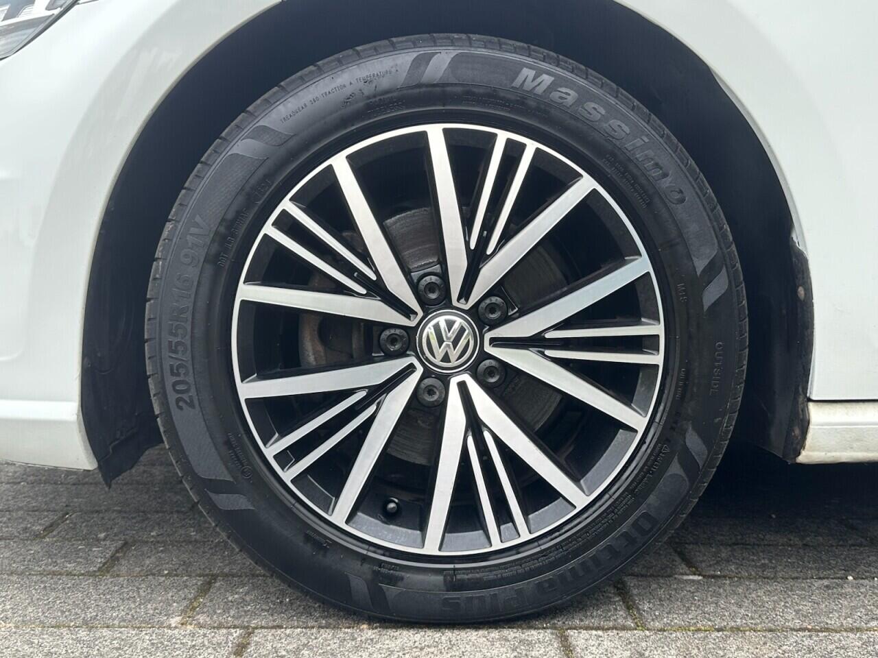 Volkswagen Golf view 22