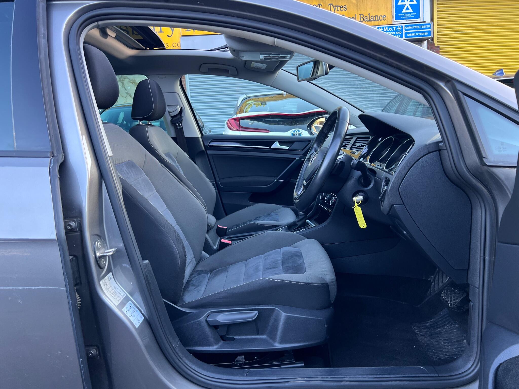 Volkswagen Golf view 17
