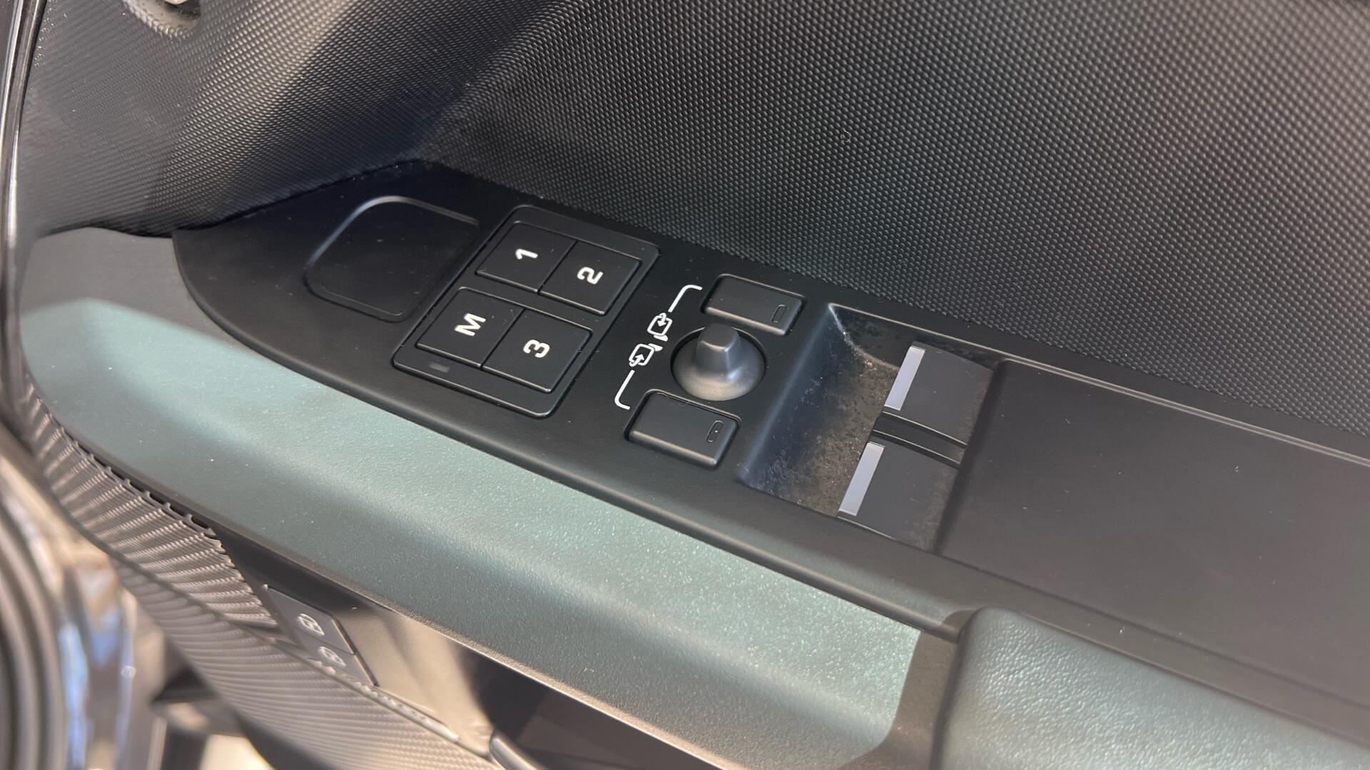 Land Rover Defender view 76