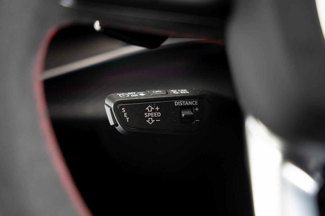Audi RS Q8 view 40