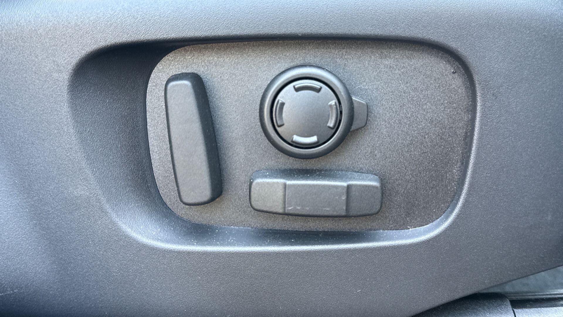 Land Rover Discovery view 34