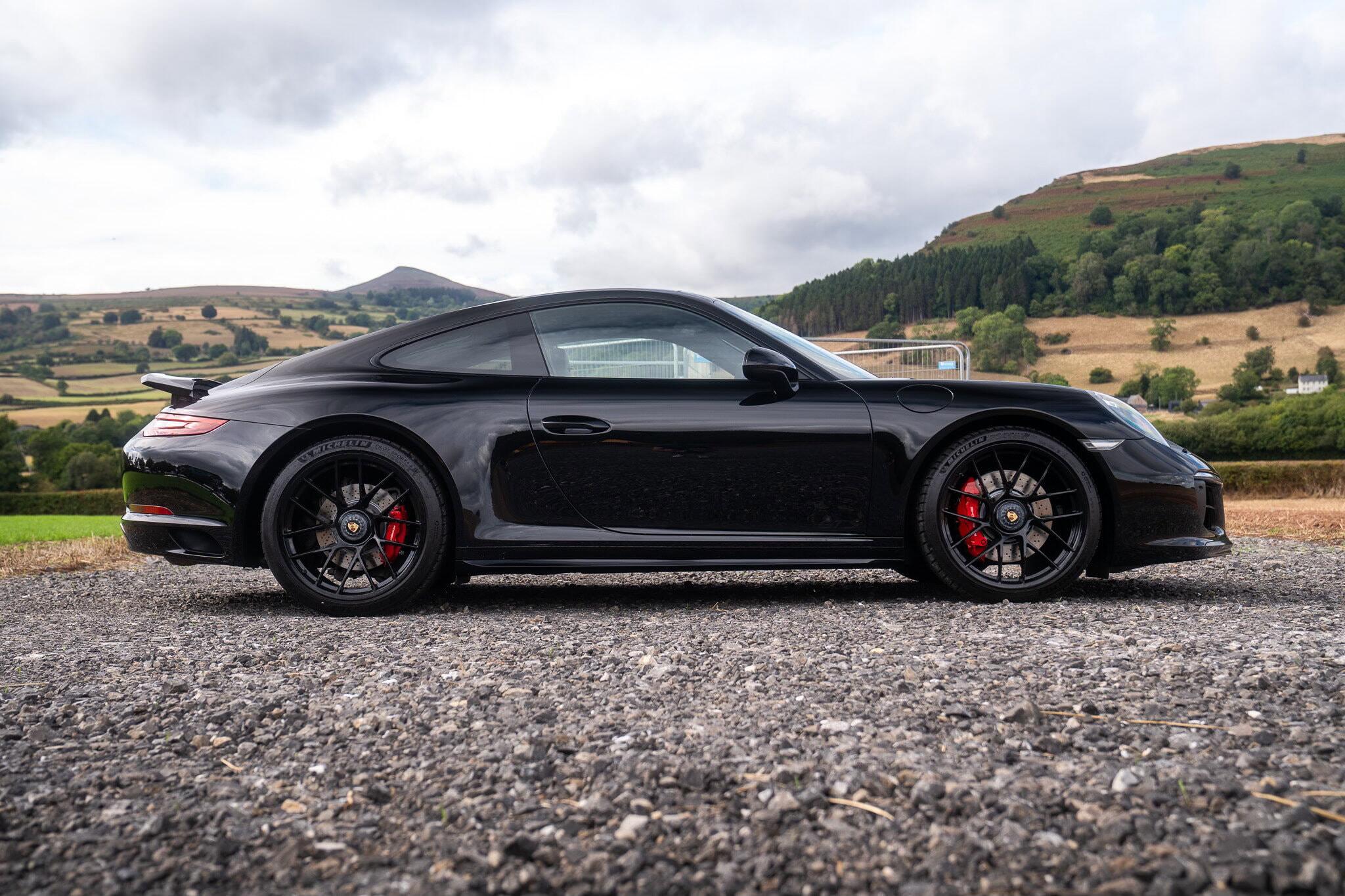 Porsche 911 view 8