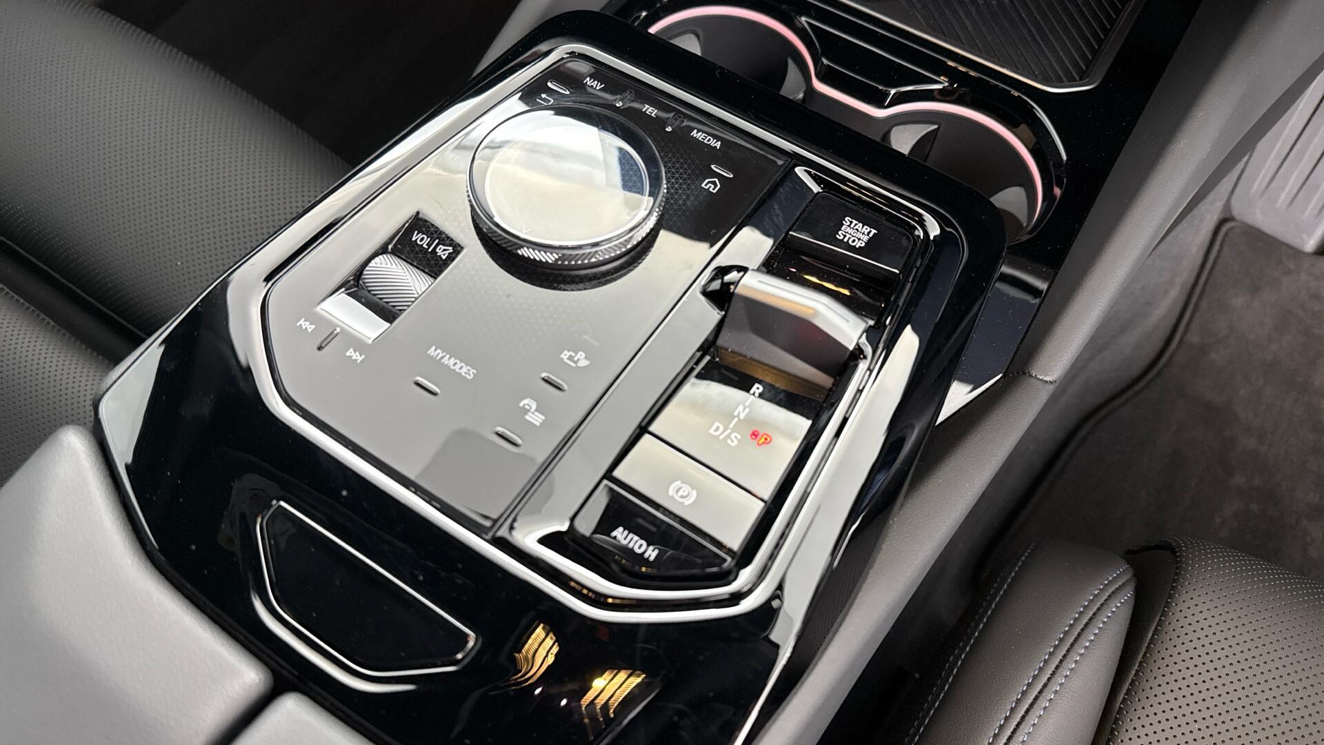 BMW 5 Series view 10
