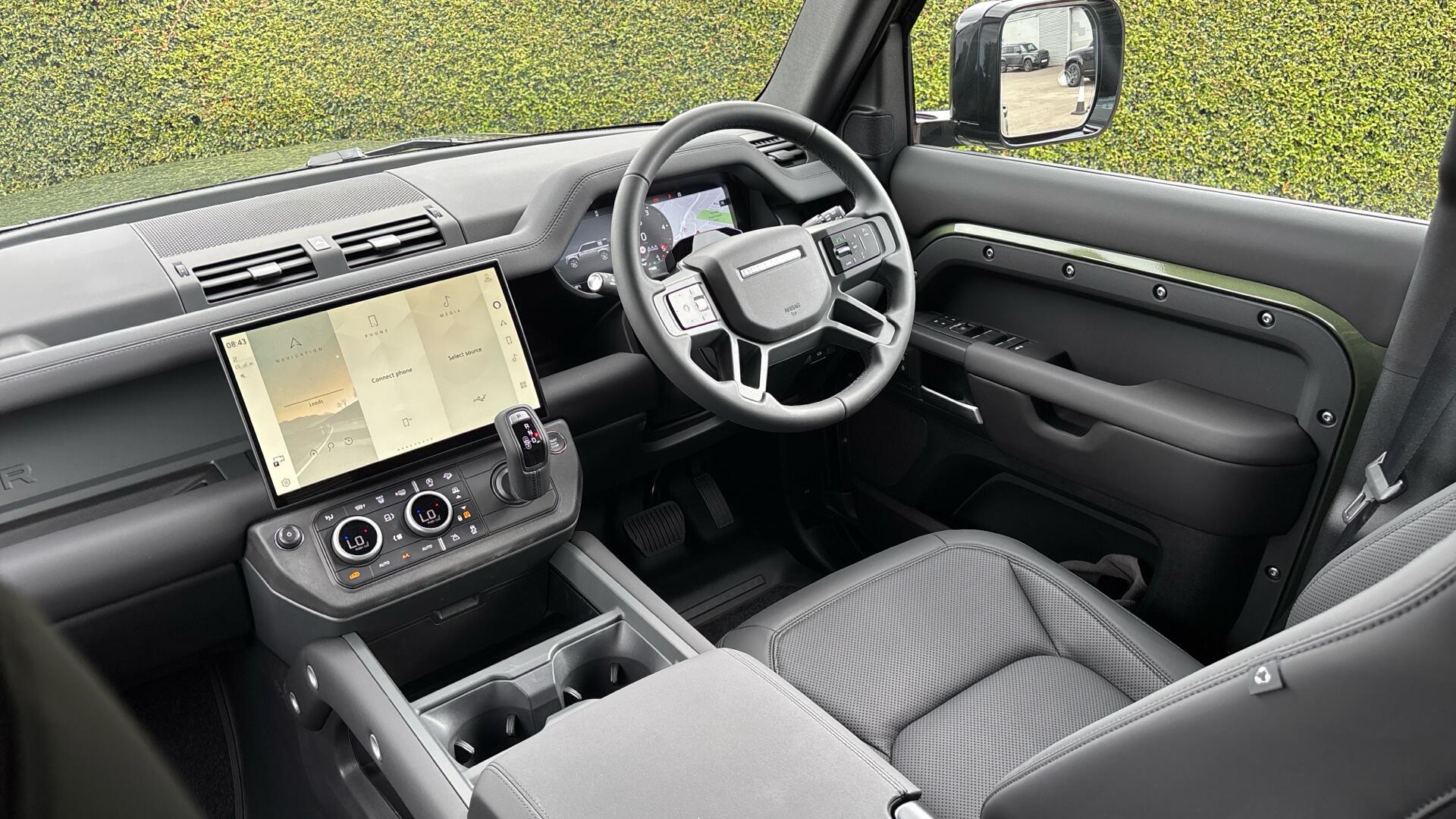 Land Rover Defender view 29