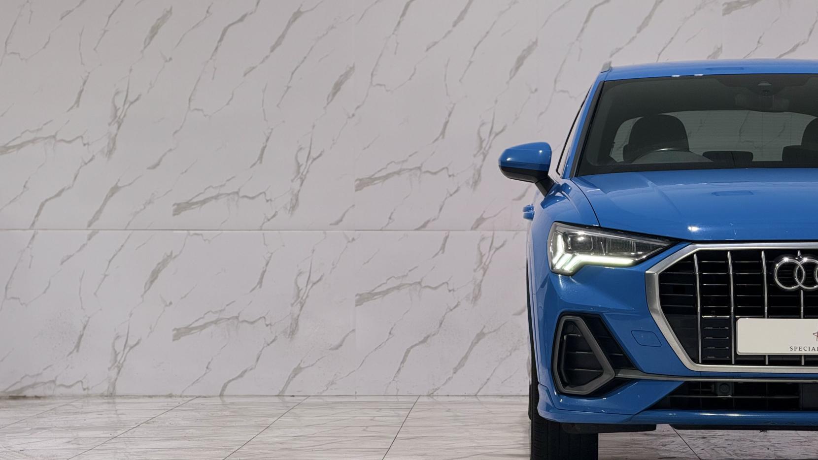Audi Q3 view 33