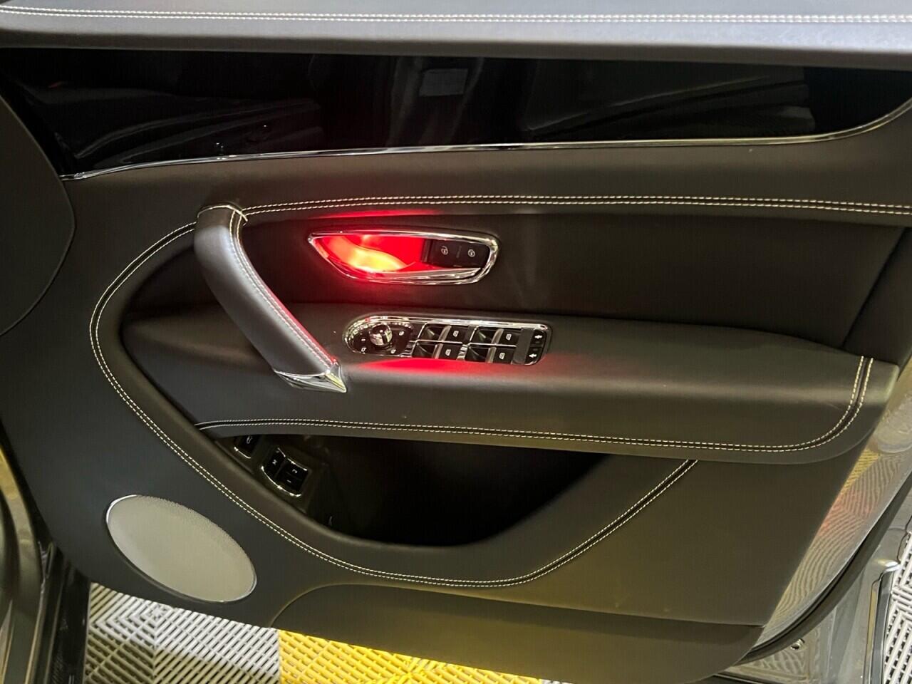 Bentley Bentayga view 12