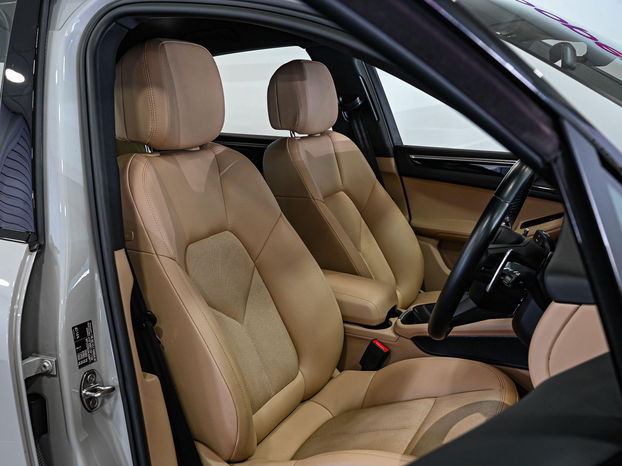 Porsche Macan view 3