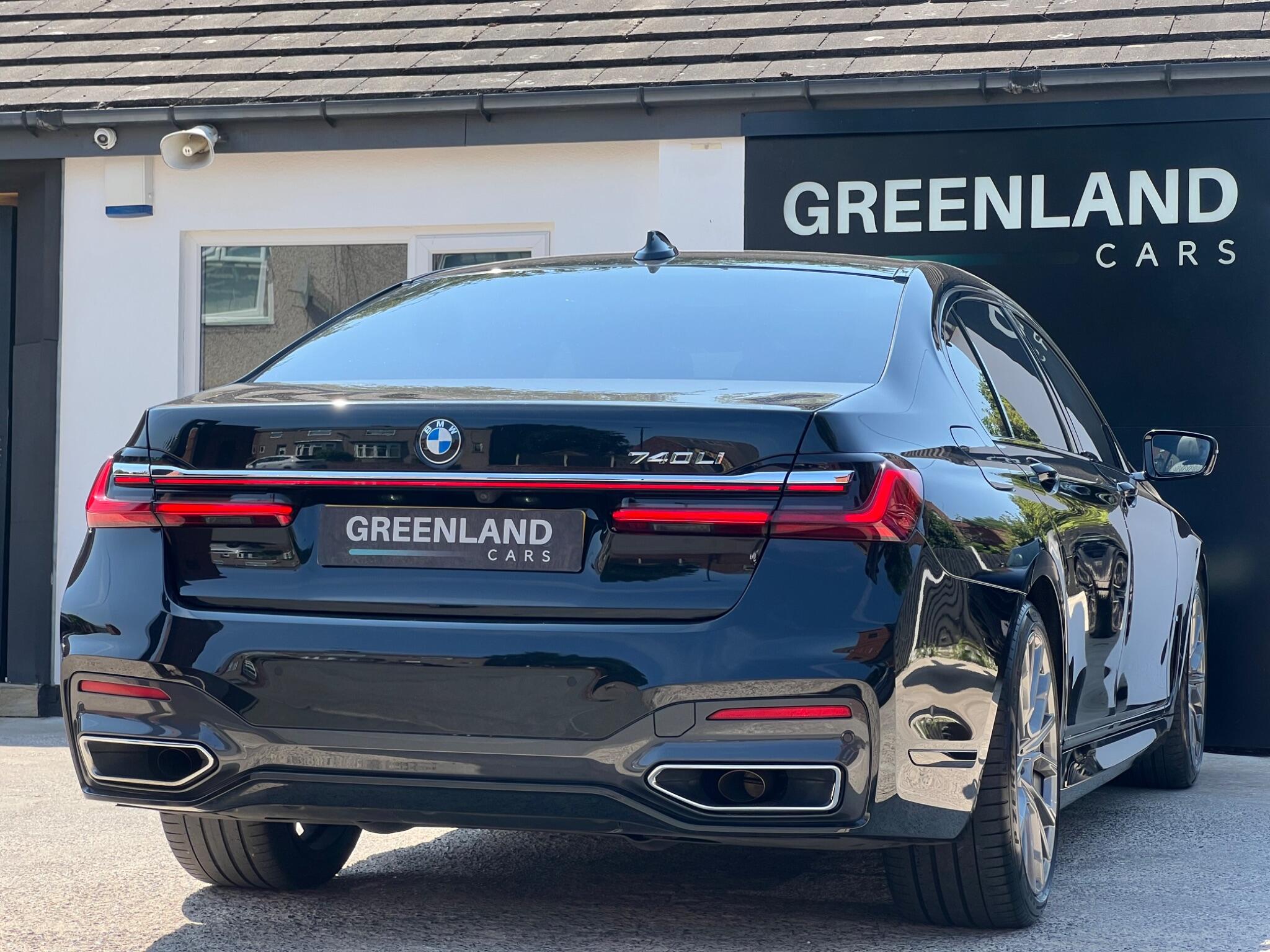 BMW 7 Series view 19