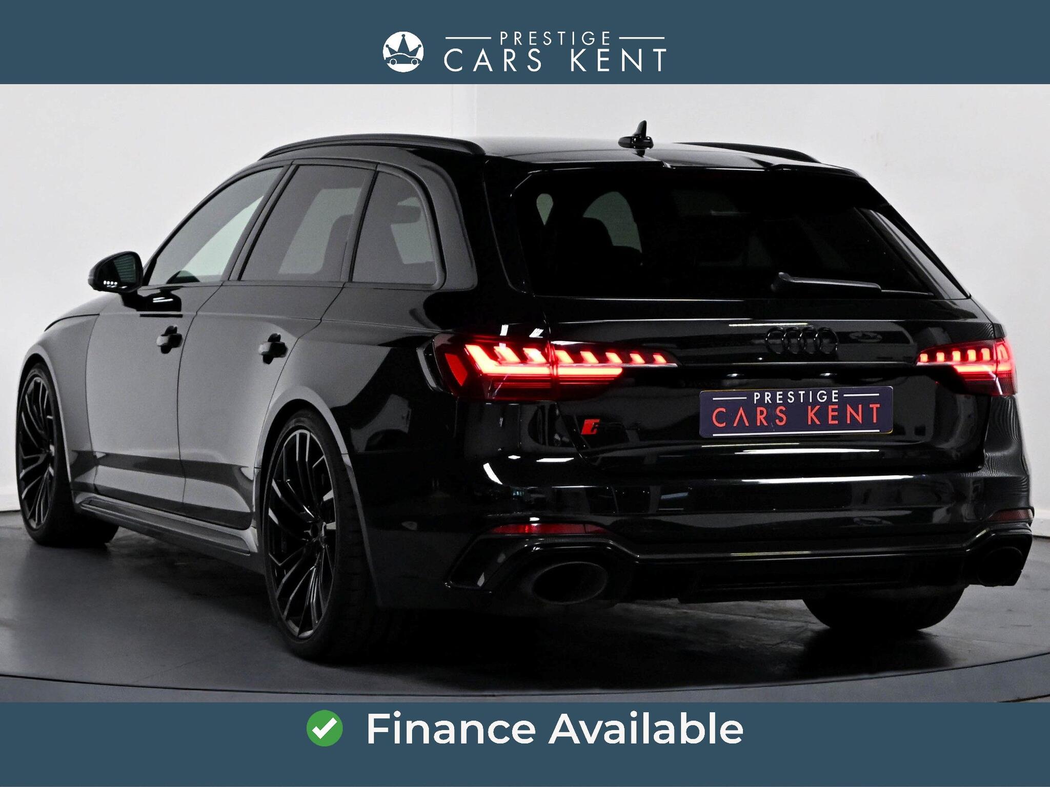 Audi RS4 Avant view 3