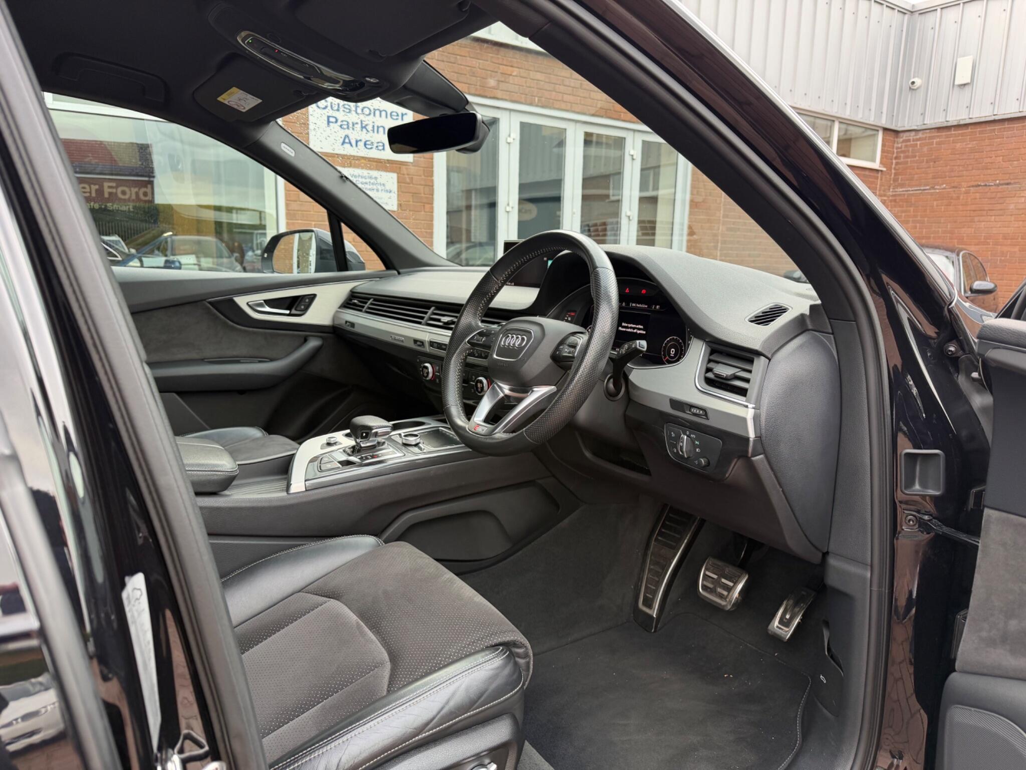 Audi Q7 view 75