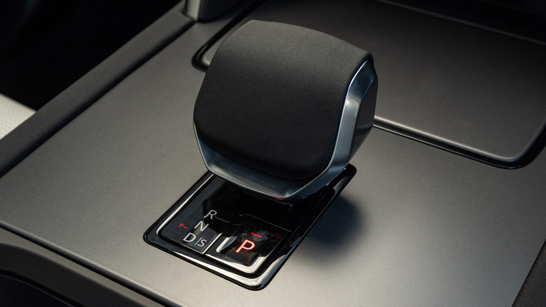 Land Rover Discovery Sport view 37