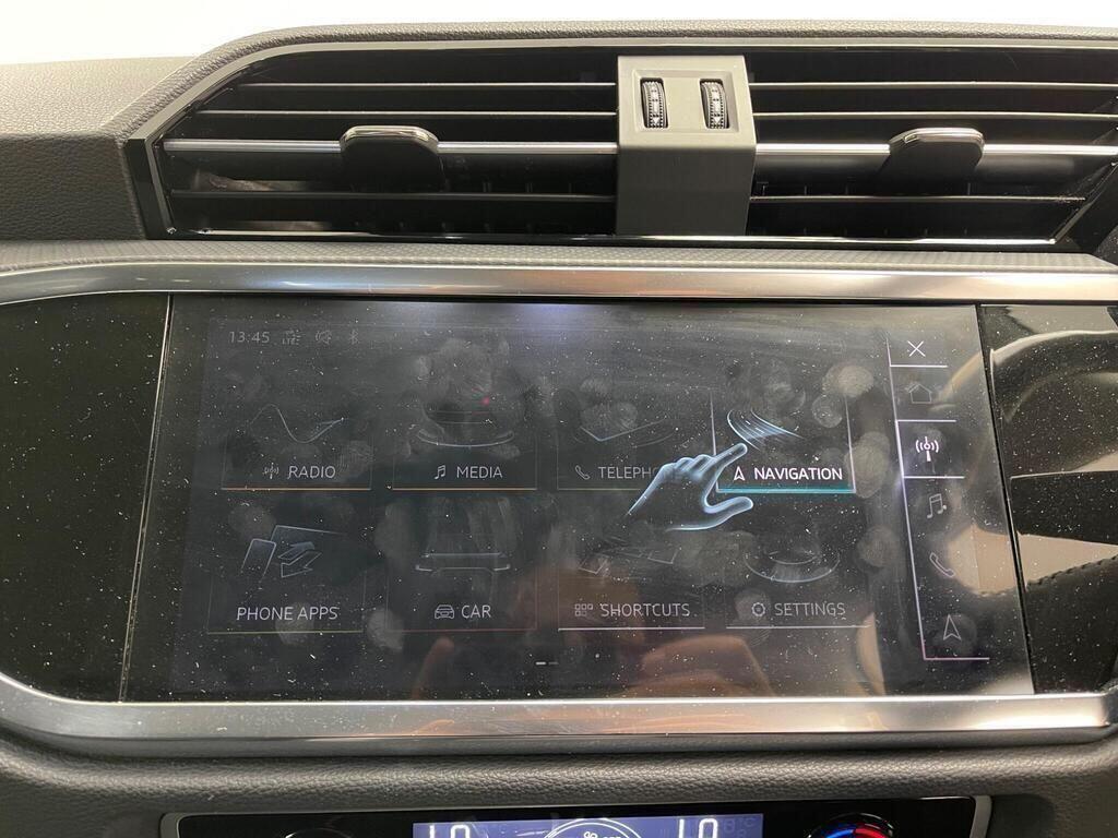 Audi Q3 view 16