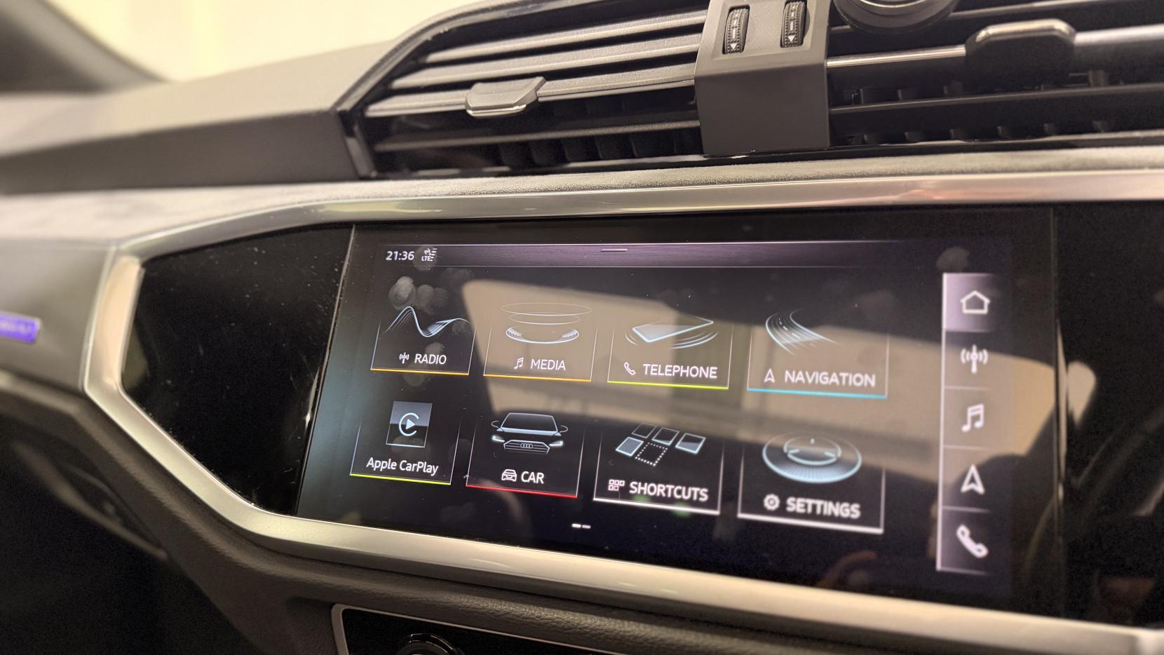 Audi Q3 view 14