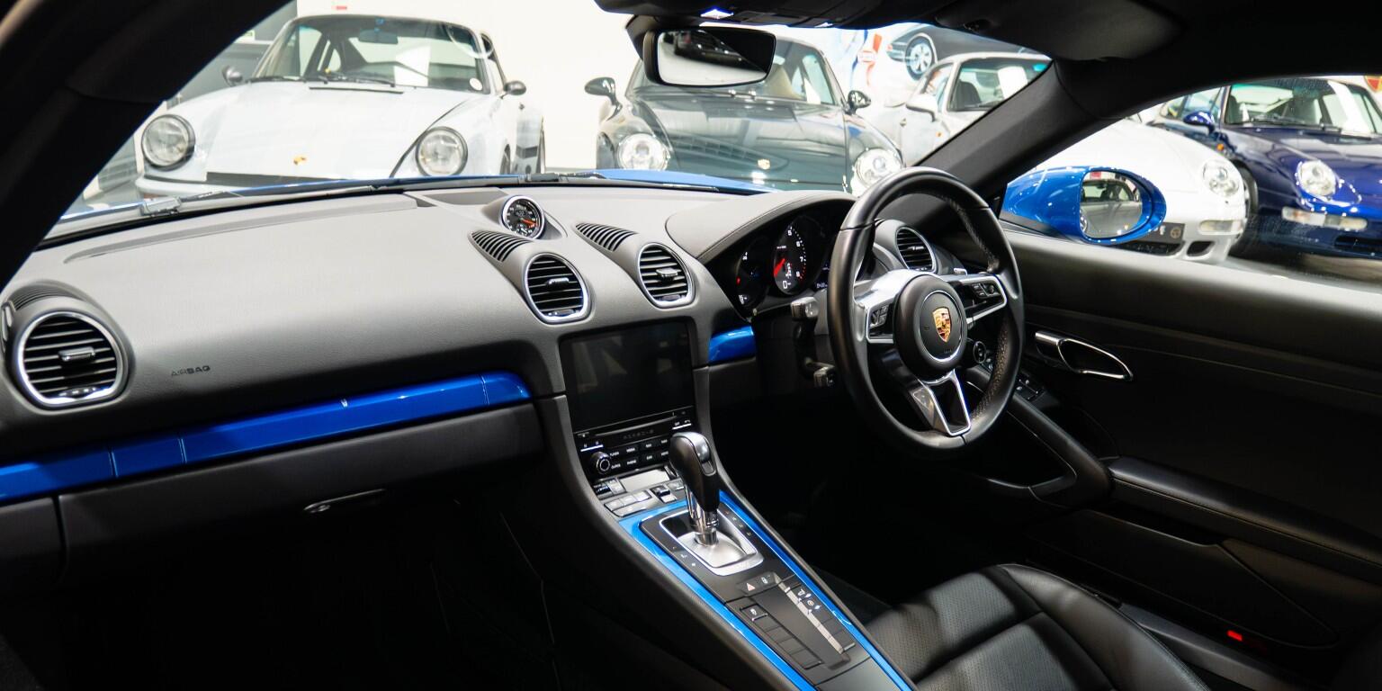 Porsche Cayman view 16