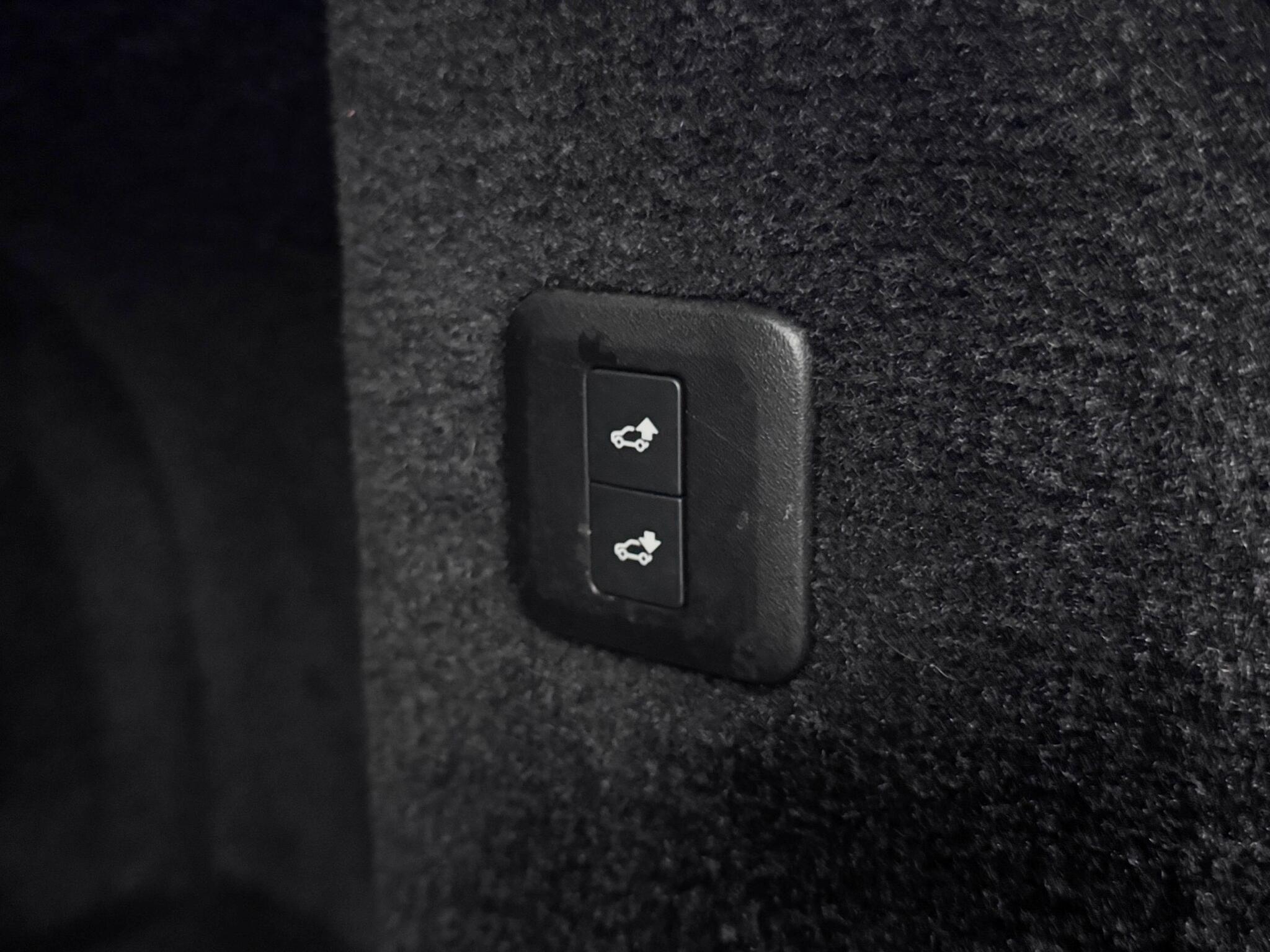 Land Rover Range Rover Sport view 9