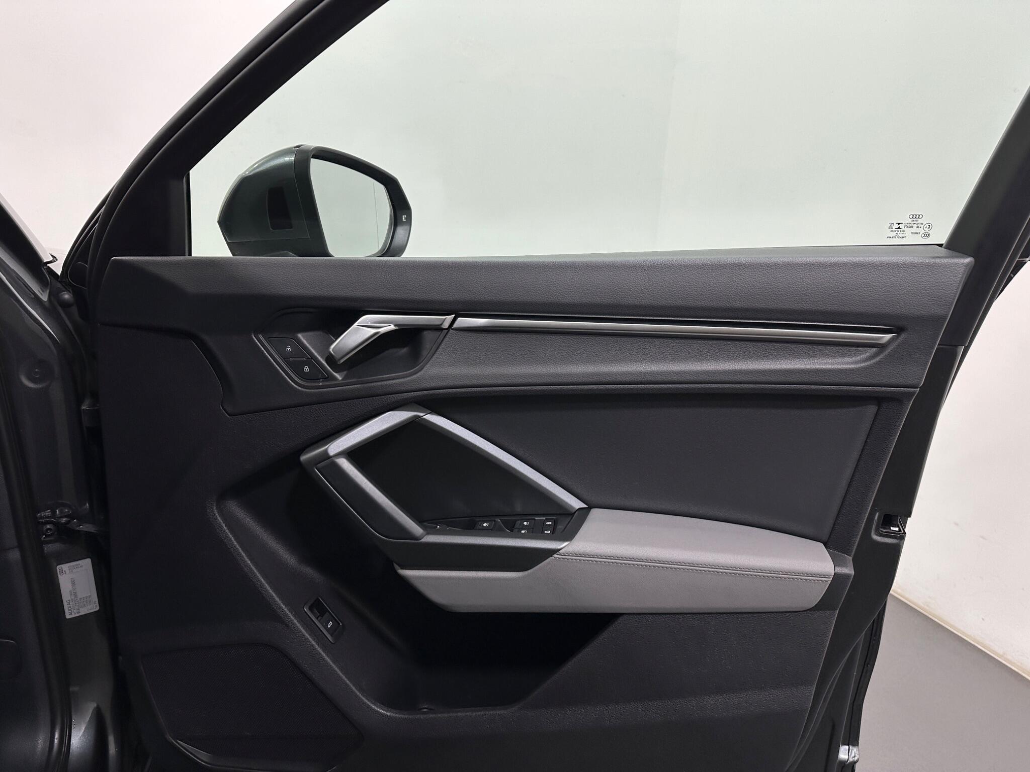 Audi Q3 view 33