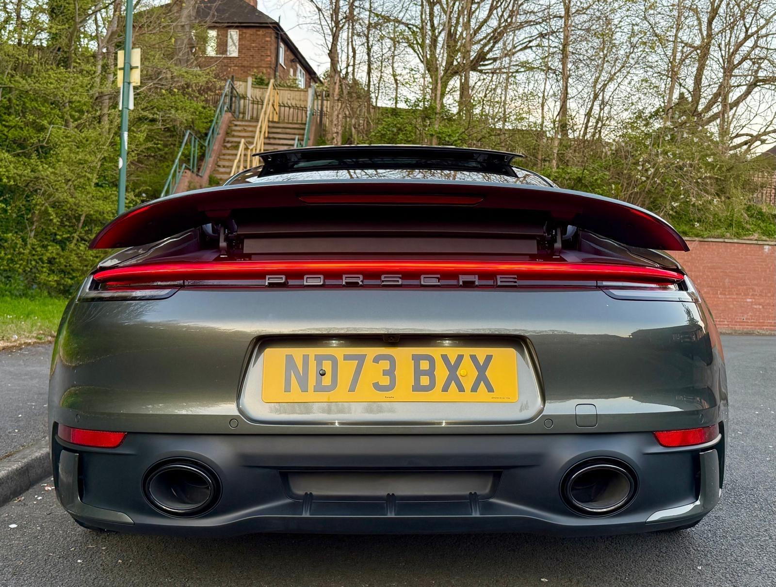 Porsche 911 view 7