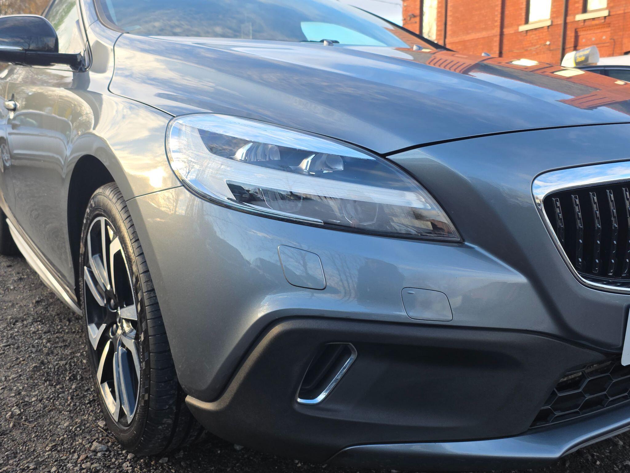 2017 Volvo V40 Cross Country 2.0 T3 Pro Euro 6 (s/s) 5dr • 44,733 miles image 10