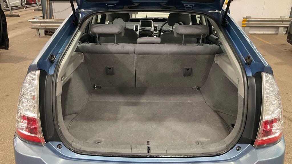 Toyota Prius view 9