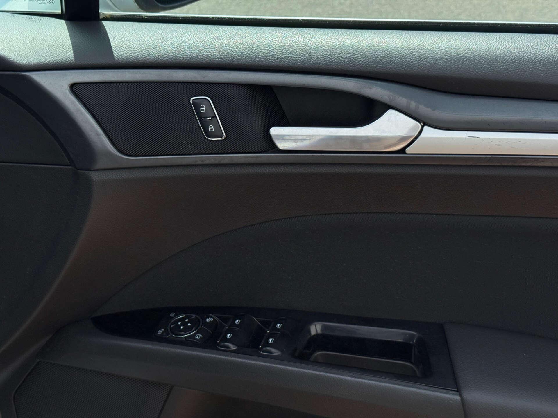Ford Mondeo view 16