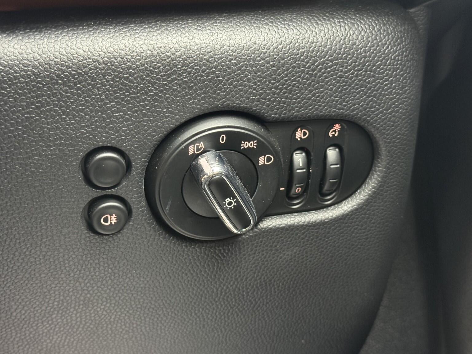 Mini Convertible view 58