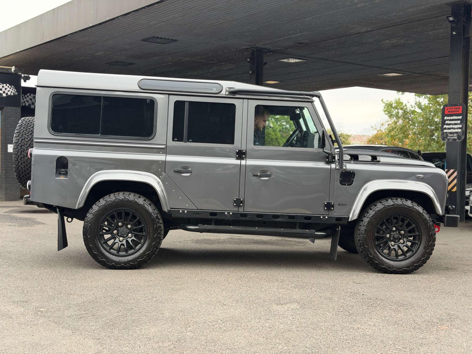 Land Rover Defender 110 view 10