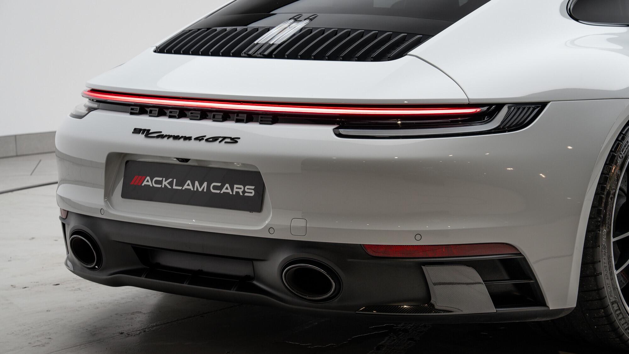 Porsche 911 view 19